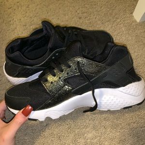 NIKE HUARACHE RUN SE